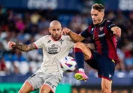 Dani Gómez controla el balón ante Jon García, defensa del Racing de Ferrol.