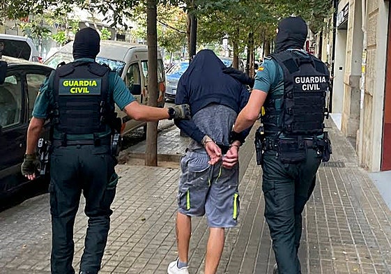 Uno de los detenidos en la operación.
