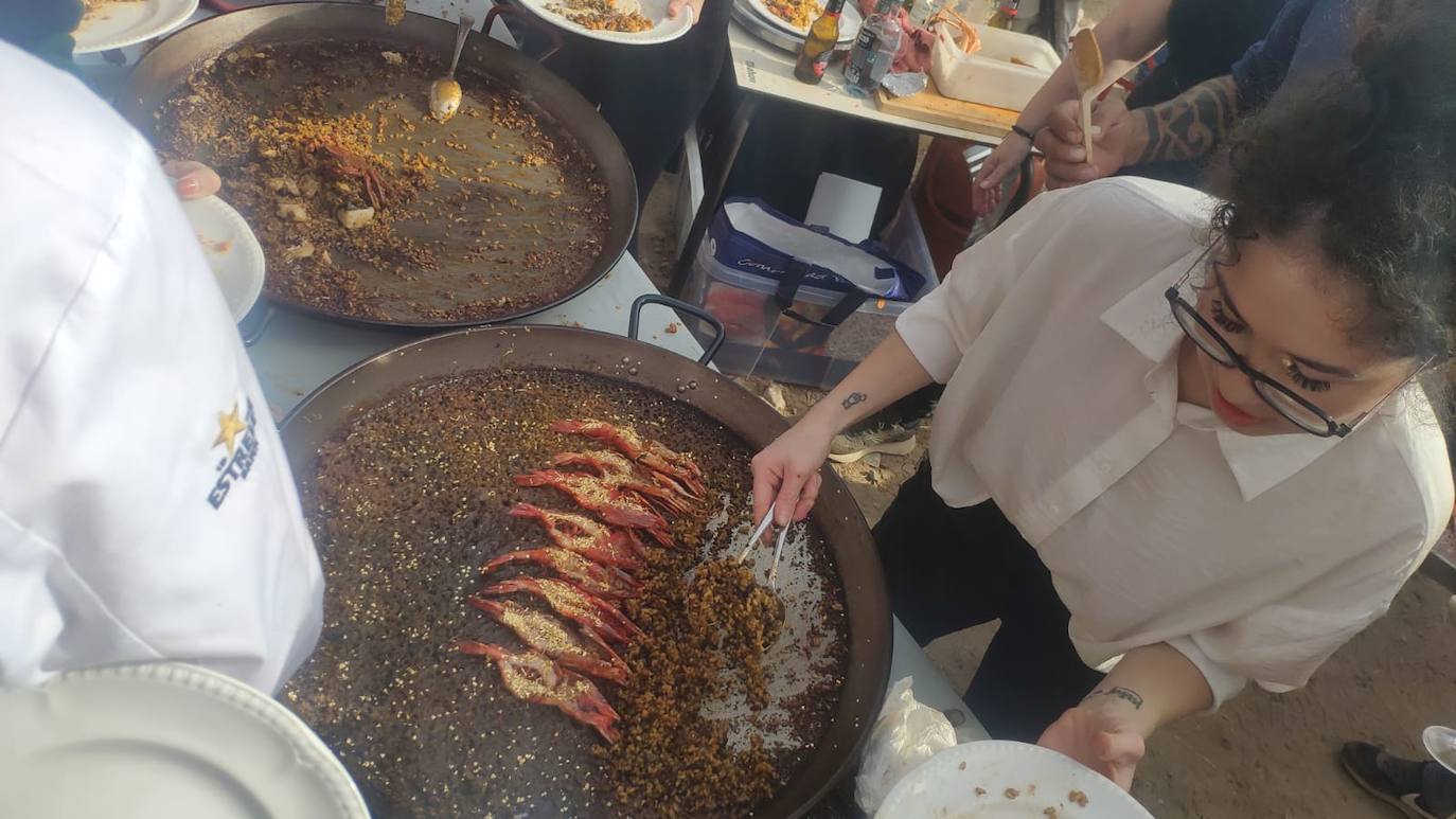 Imagen principal - Arriba, arroz de carabineros con oro. A la izquierda, Noelia Pascual, de Cachito y a la derecha, Luis Valls, con una paella de anguila y pato azulón.