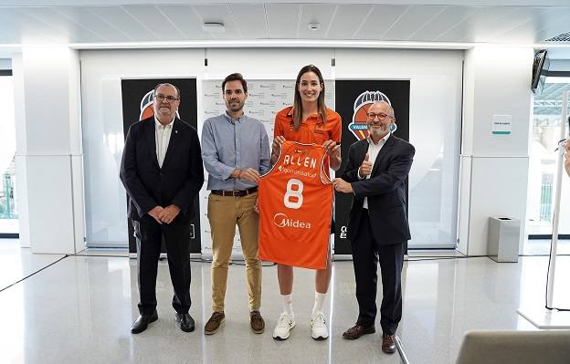 El Valencia Basket presenta a su nueva jugadora Bec Allen en Quirónsalud Mercado de Colón