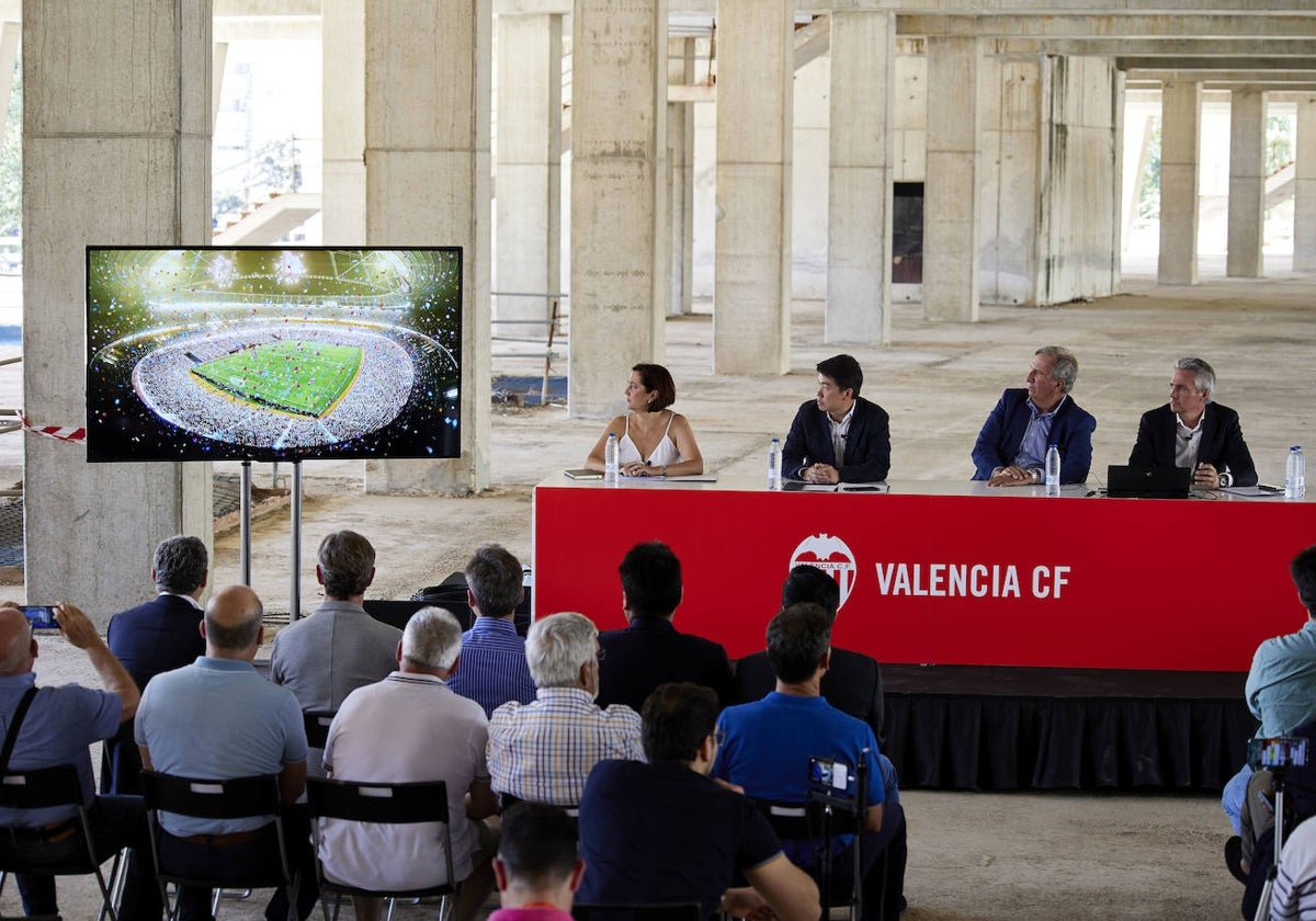 Responsables del Valencia, en el interior del futuro estadio.