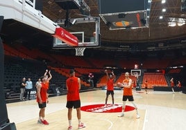 Los jugadores del Valencia Basket, durante el entrenamiento de este martes.