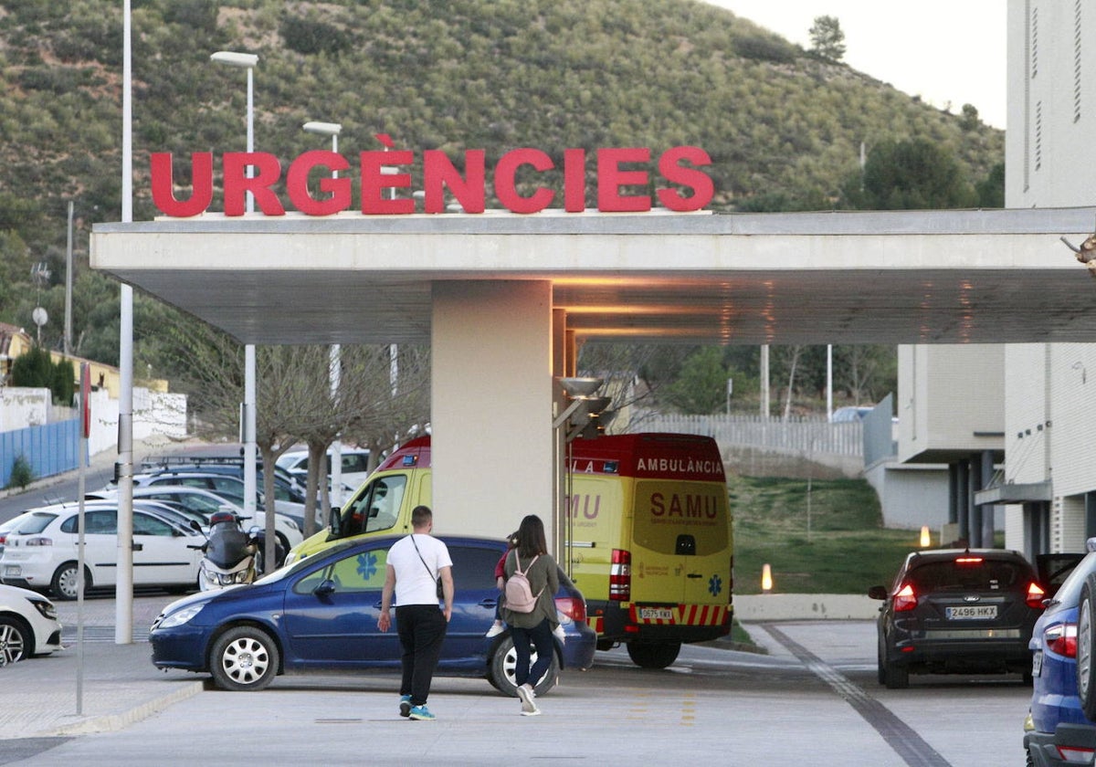 Dos personas llevan a un niño al hospital de Llíria.