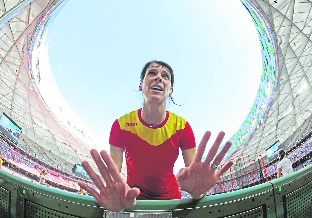 Ruth Beitia atiende a su entrenador en el pasado Mundial de Atletismo de Pekín.