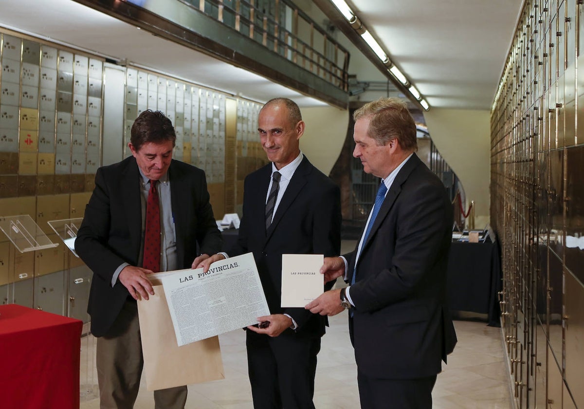 Jesús Trelis, durante la entrega del Manifiesto, en presencia de Luis García Montero e Ignacio Ybarra.