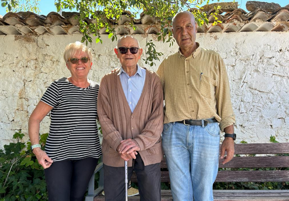 José María, flanqueado por Angelina y Tomás, es el habitante más mayor de Losilla con 99 años.