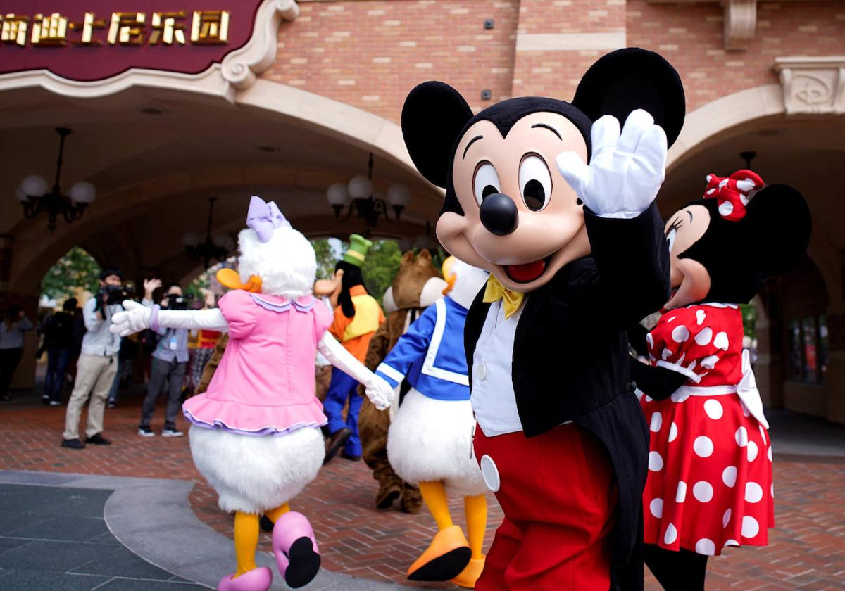 Mickey Mouse en el parque de atracciones de Disneyland