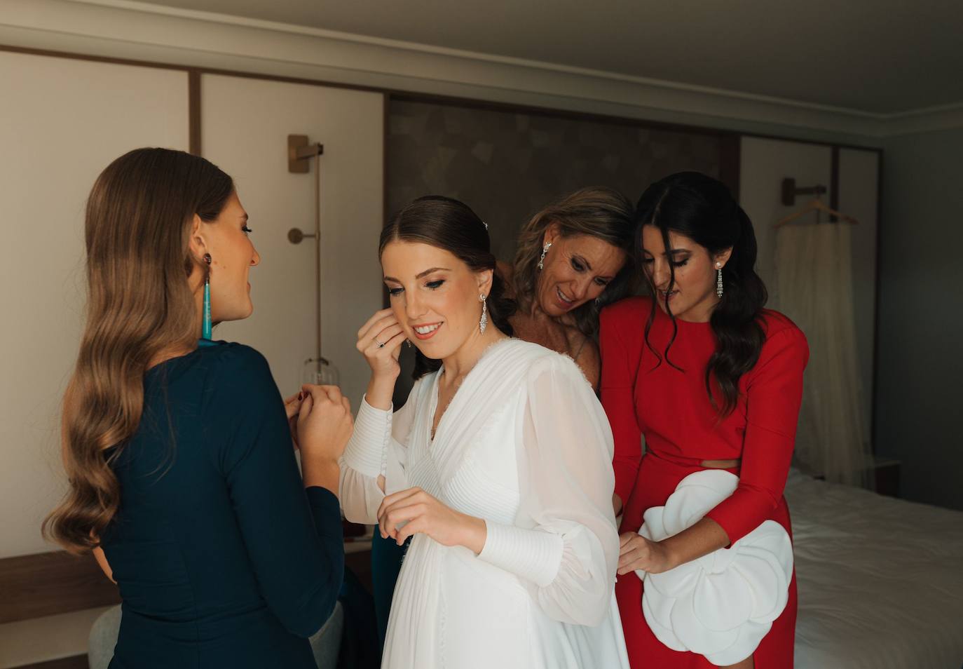 Sofía Lluch, con su familia, vistiéndose para la boda. La joven llevaba un vestido diseño de Inuñez.