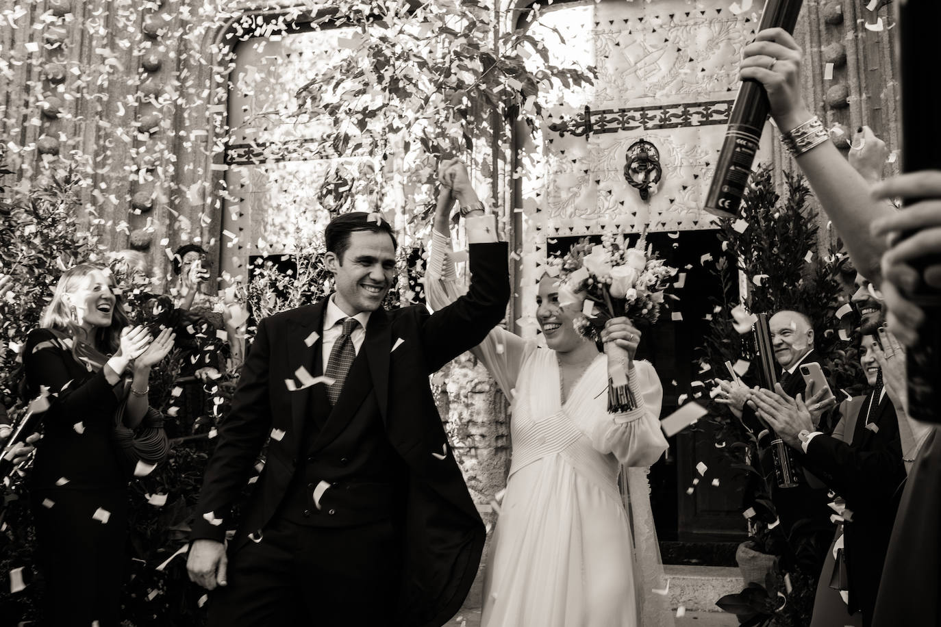 La pareja, recién casados, tras salir de la parroquia de San Bartolomé de Xàbia.