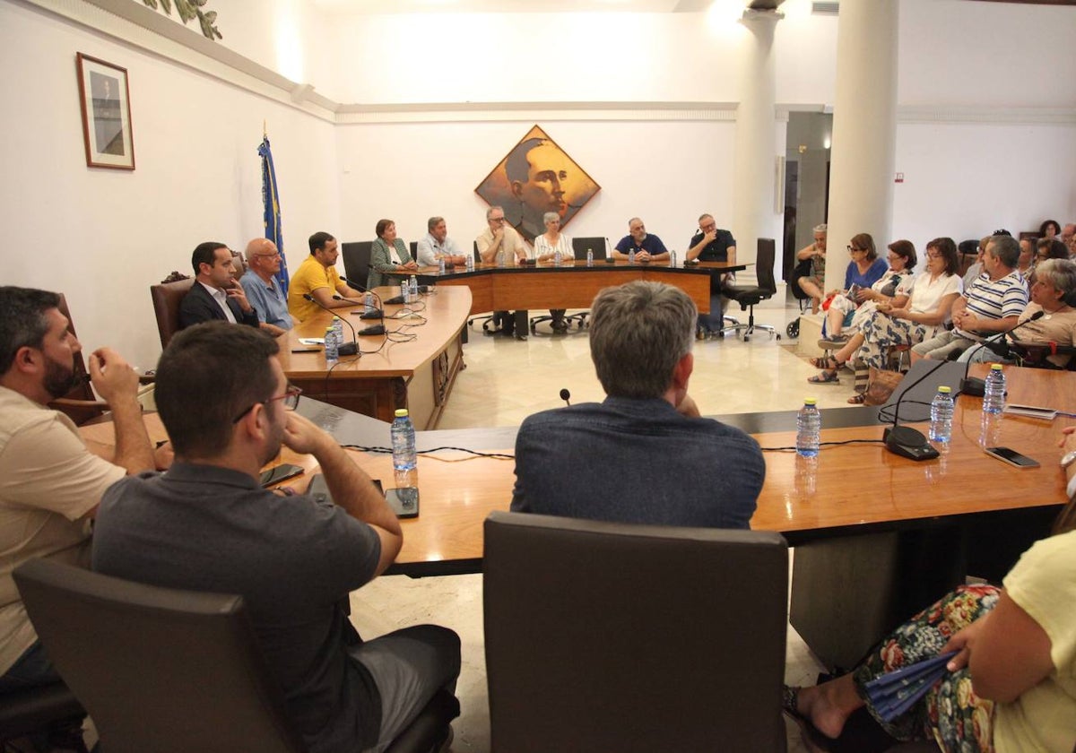 Un momento de la reunión de la Xarxa d'Alcaldies, trabajadores y asociaciones.