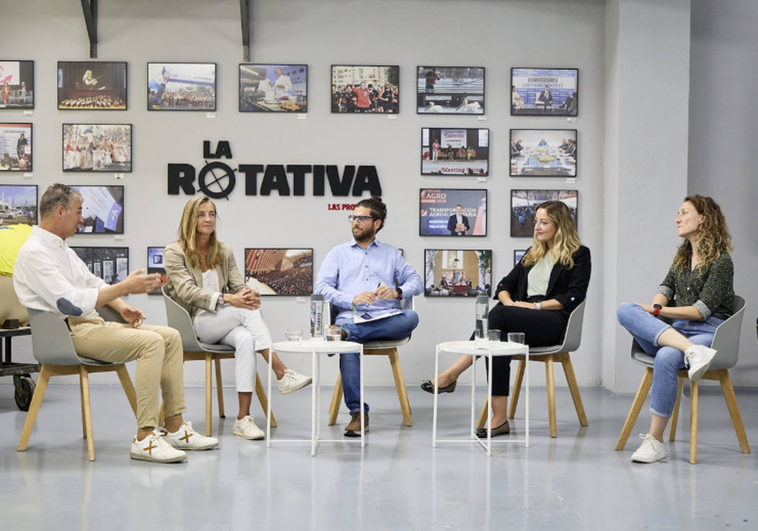 José Garay, Marta Fernández de Castro, Moisés Rodríguez, Rocío Gil y Belén Compañ, en La Rotativa durante un momento en la presentación de la carrera.