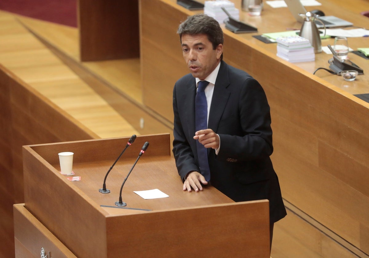 Carlos Mazón, en la tribuna de Les Corts.