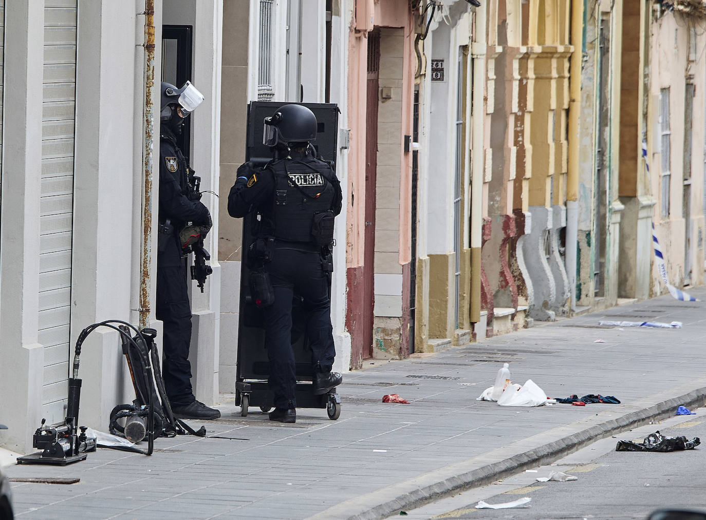 Fotos | Tiroteo en Valencia: un hombre se atrinchera tras disparar a otro en el Cabanyal