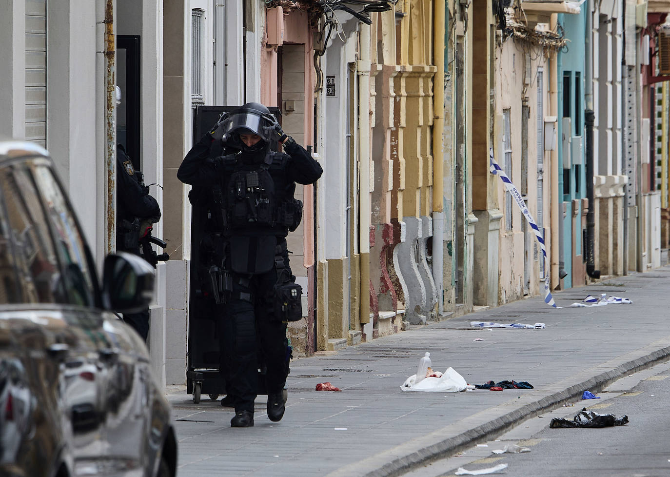 Fotos | Tiroteo en Valencia: un hombre se atrinchera tras disparar a otro en el Cabanyal