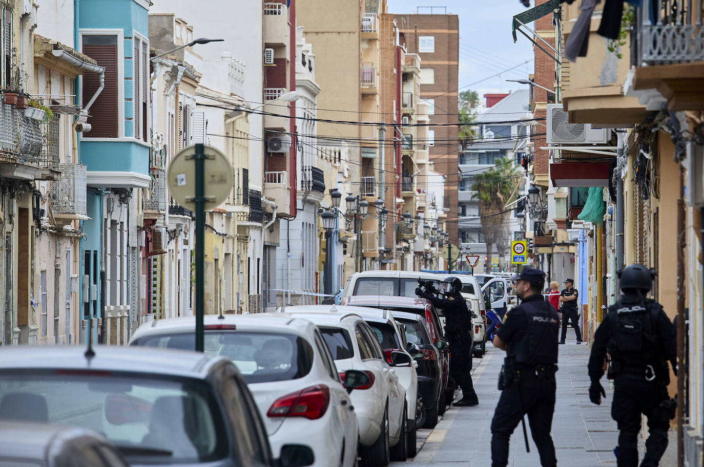 Fotos | Tiroteo en Valencia: un hombre se atrinchera tras disparar a otro en el Cabanyal