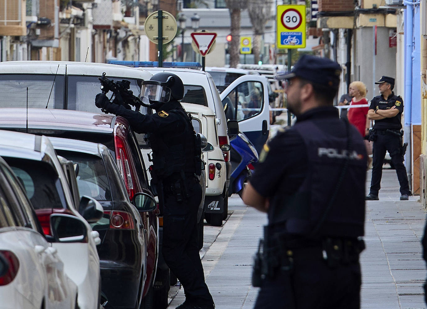 Fotos | Tiroteo en Valencia: un hombre se atrinchera tras disparar a otro en el Cabanyal