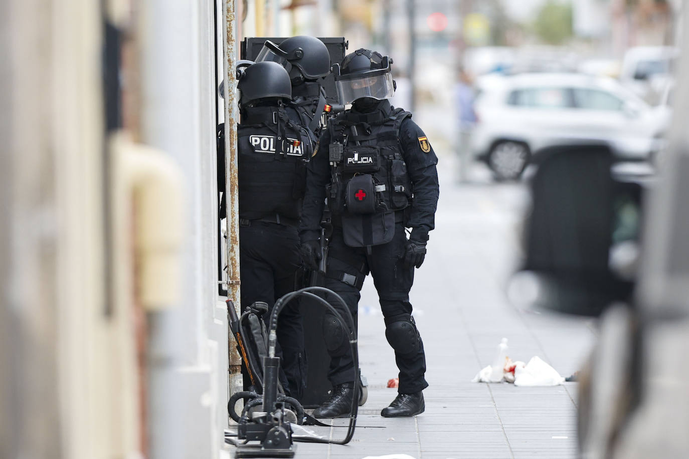 Fotos | Tiroteo en Valencia: un hombre se atrinchera tras disparar a otro en el Cabanyal