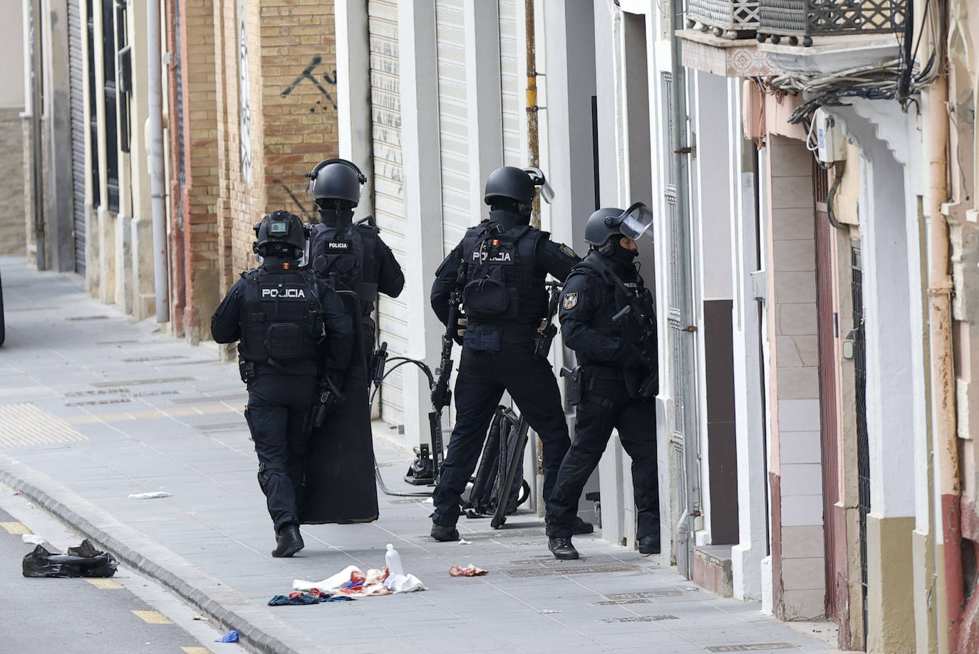 Fotos | Tiroteo en Valencia: un hombre se atrinchera tras disparar a otro en el Cabanyal