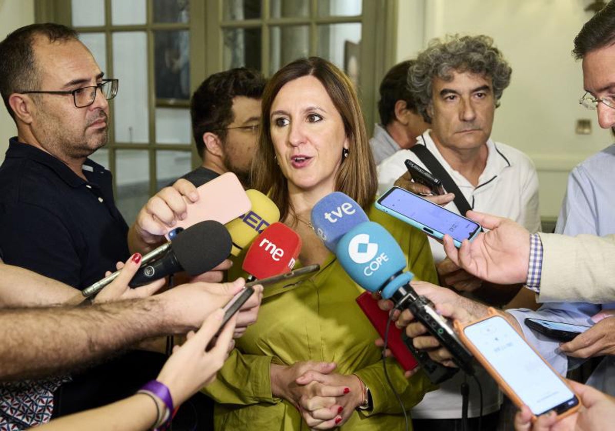 La alcaldesa atiende a los medios tras la comisión de Hacienda.