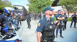 El autobús del Maccabi Tel Aviv, aparcado a la puerta de la Fonteta, custodiado por un amplio dispositivo de seguridad de la Policía.