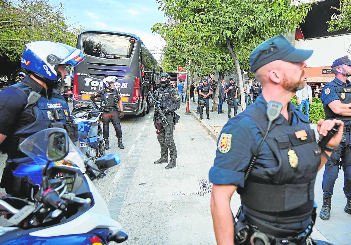 El autobús del Maccabi Tel Aviv, aparcado a la puerta de la Fonteta, custodiado por un amplio dispositivo de seguridad de la Policía.