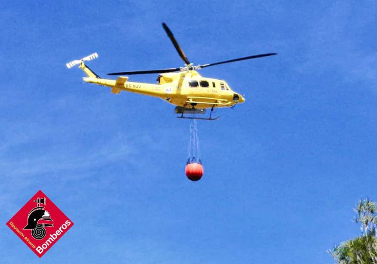 Imagen de archivo de un helicóptero durante la extinción de un fuego.