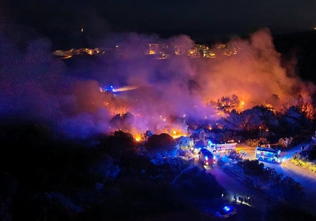 Zona del incendio con los bomberos en plena extinción.