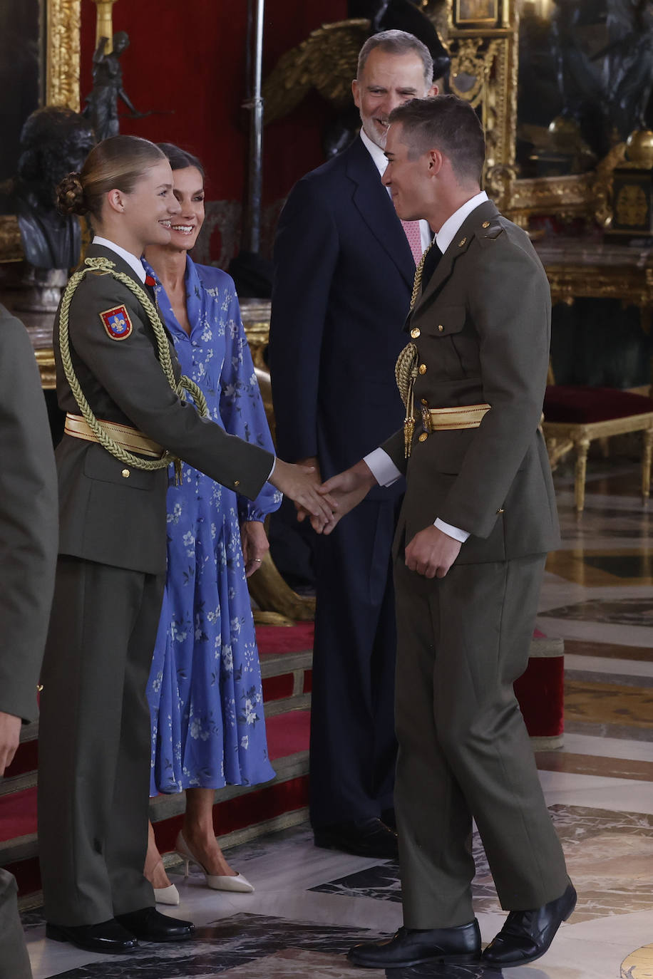 La princesa Leonor, junto a los reyes Felipe VI y Letizia, saluda a sus compañeros de la Academia General Militar de Zaragoza.