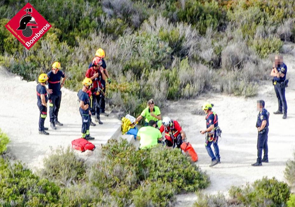 Los efectivos de rescate atendiendo a la mujer.