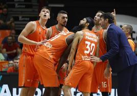 Los jugadores del Valencia Basket, durante un tiempo muerto.