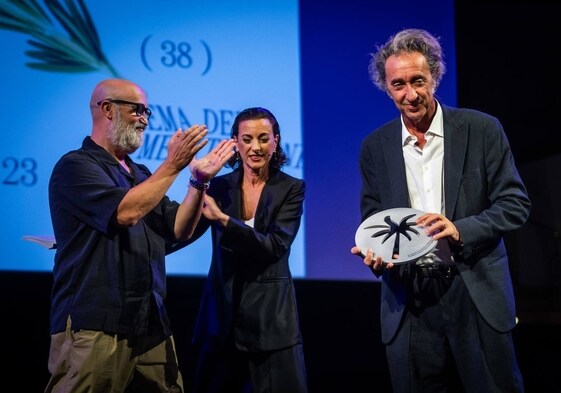 El cineasta Paolo Sorrentino con la Palmera de Honor que ha recibido de manos del actor Javier Cámara.