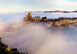 La población de Frías, en Burgos, rodeada por una espesa niebla