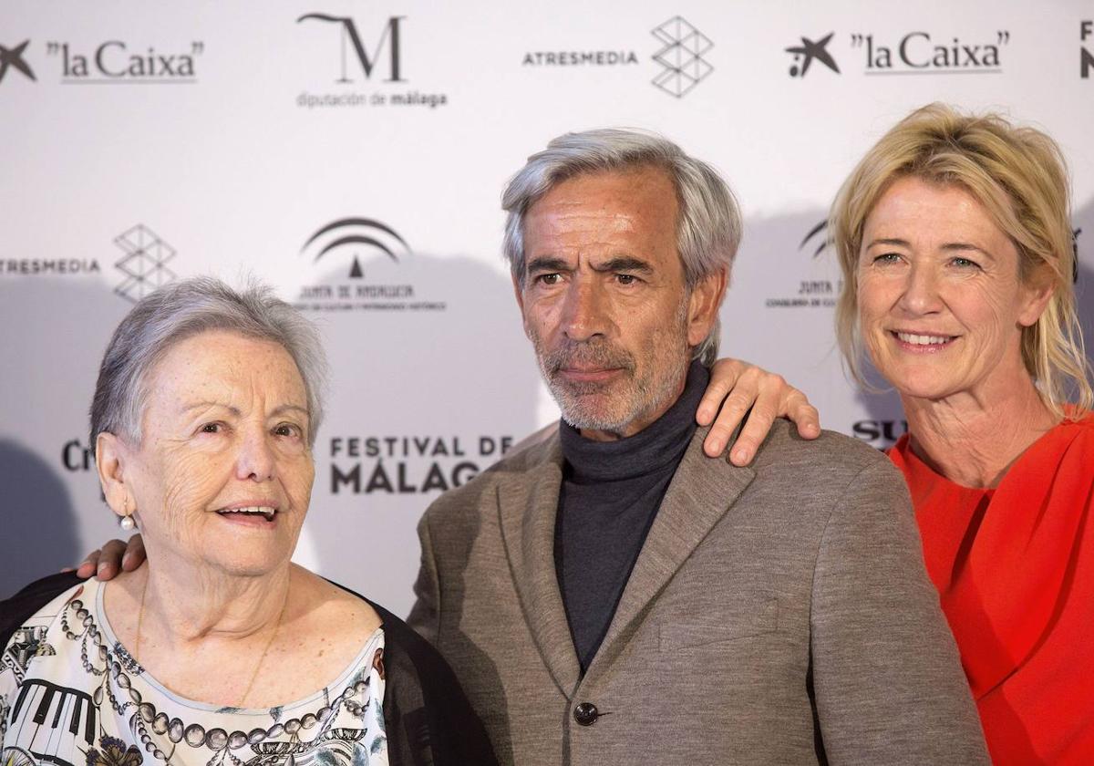 Los actores María Galiano (i), Imanol Arias y Ana Duato, posan durante la presentación de la vigésima temporada