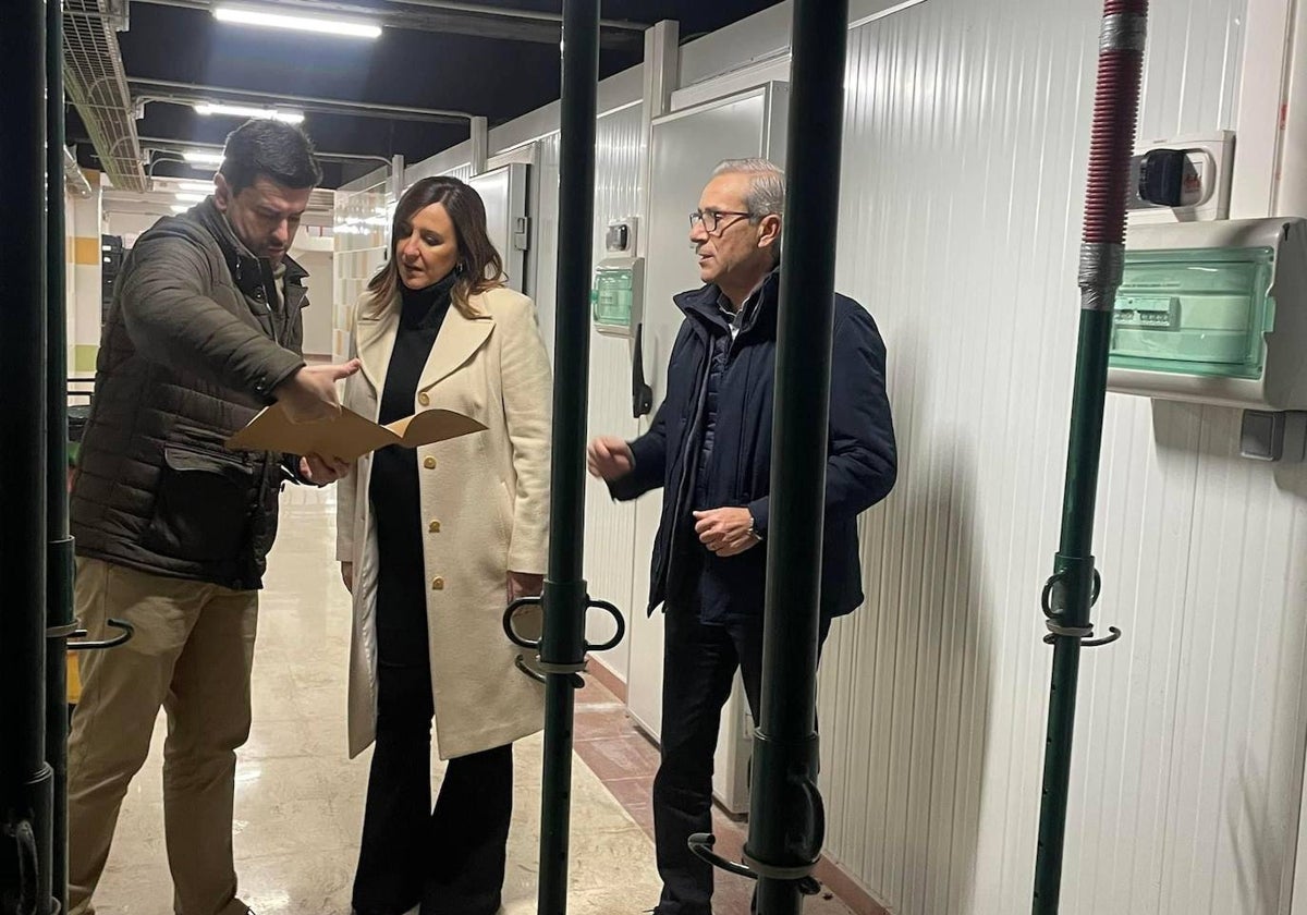 La alcaldesa de Valencia, María José Catalá, junto al concejal de Mercados, Santiago Ballester (d).