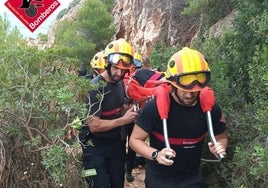 Momento en el que evacuan a la senderista.