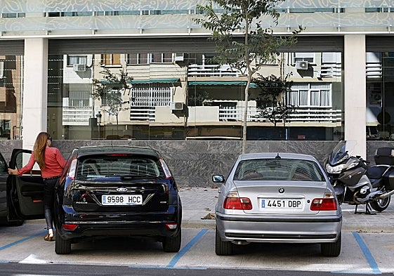 Zona azul de aparcamiento, frente al complejo 9 d'Octubre, en imagen de archivo.