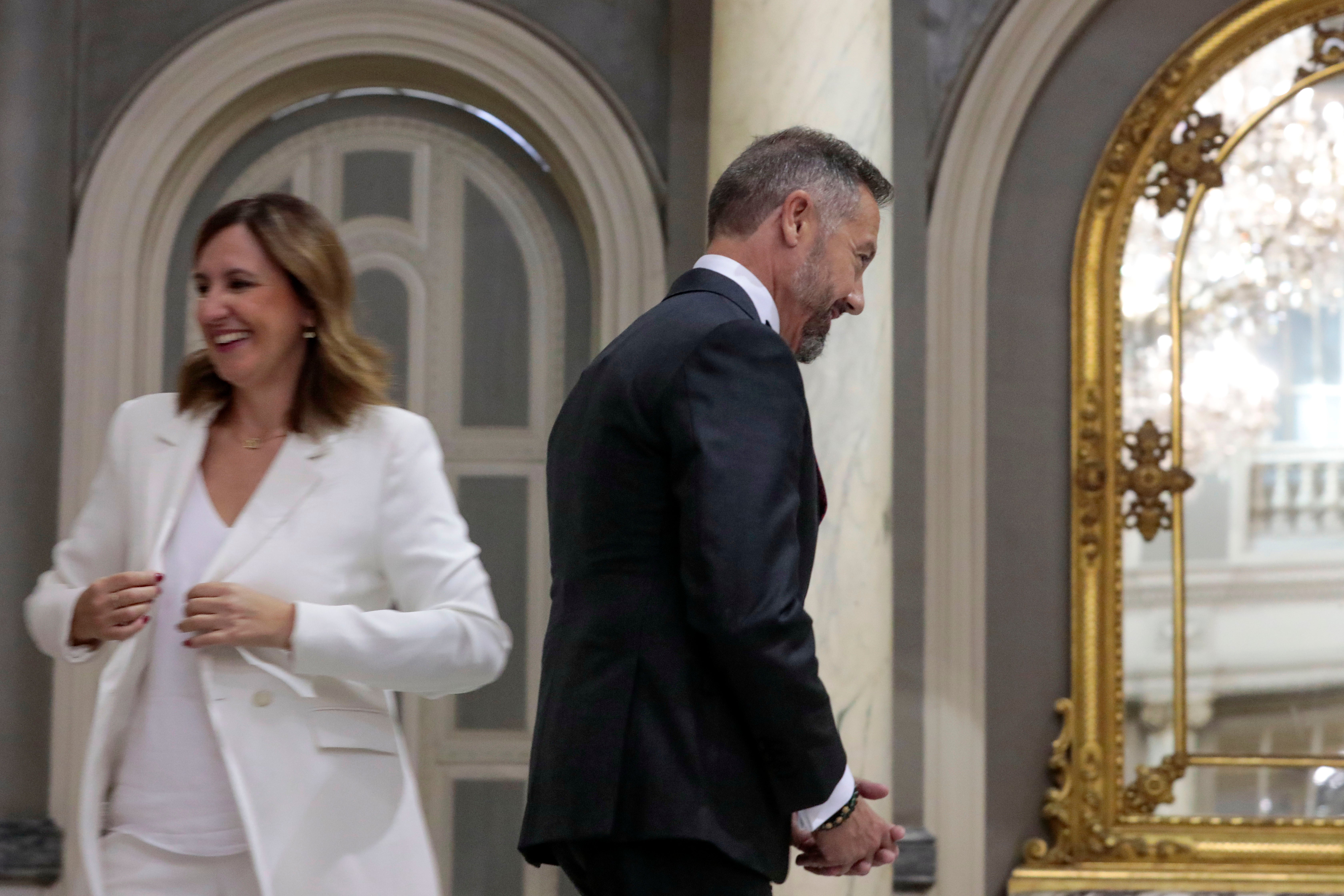 Catalá y Badenas se cruzan tras firmar el acuerdo de Gobierno en el Ayuntamiento de Valencia.