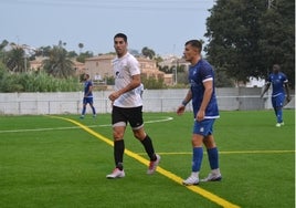 Fede jugador de la UD Calpe con un defensor del Jávea