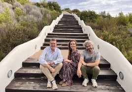 Raúl Martínez y Rosa Catalán con José Miguel Idígoras.