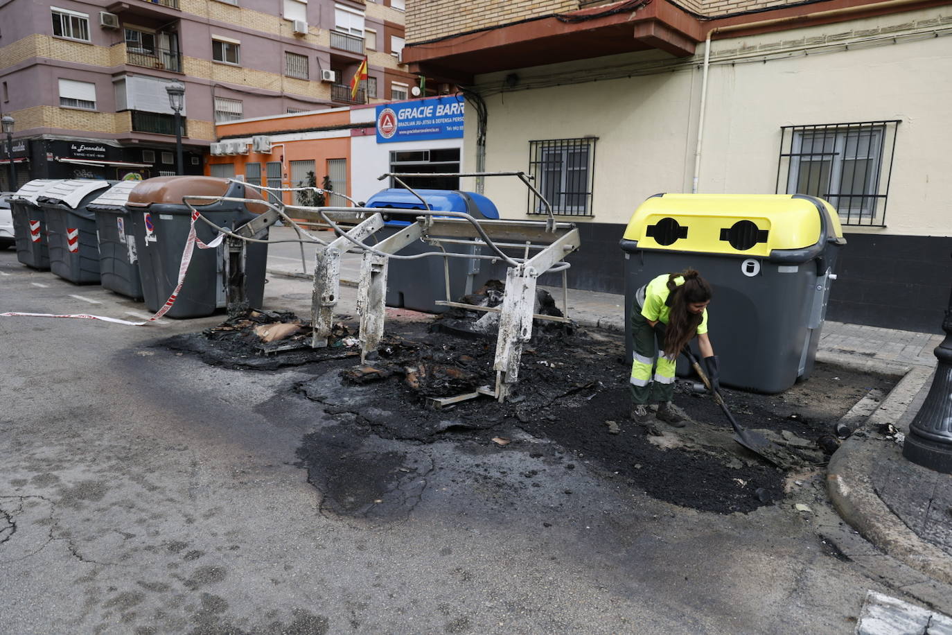 Fotos: Queman contenedores junto a una zona de ocio de Valencia