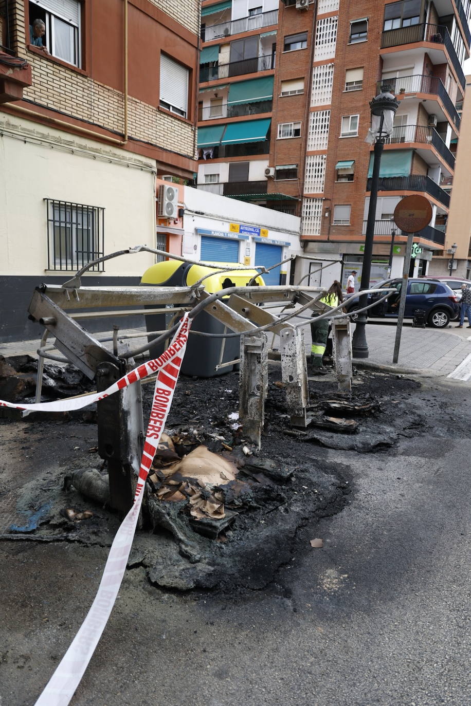 Fotos: Queman contenedores junto a una zona de ocio de Valencia