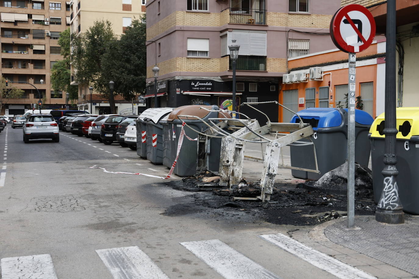 Fotos: Queman contenedores junto a una zona de ocio de Valencia