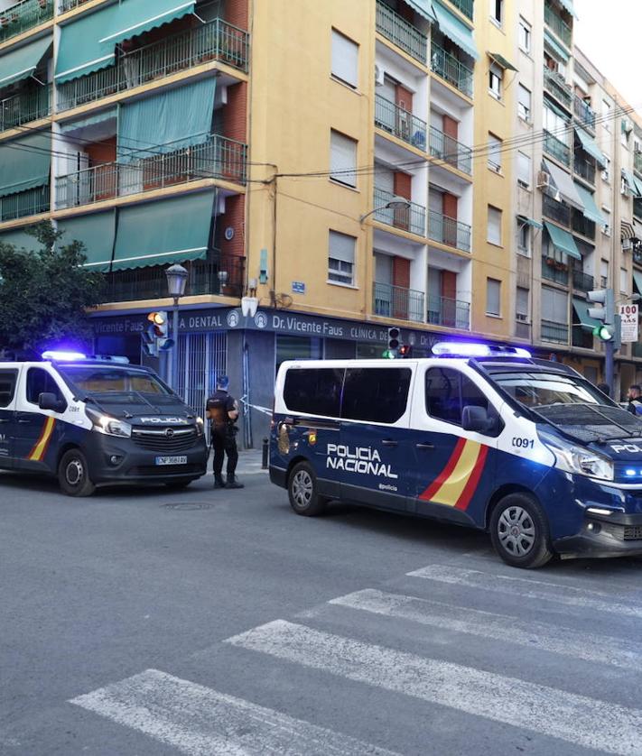 Imagen secundaria 2 - Agentes en la zona del suceso, este sábado.