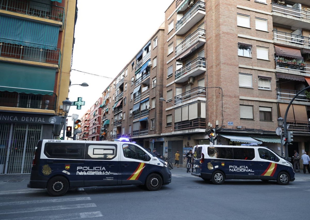 Imagen secundaria 1 - Agentes en la zona del suceso, este sábado.