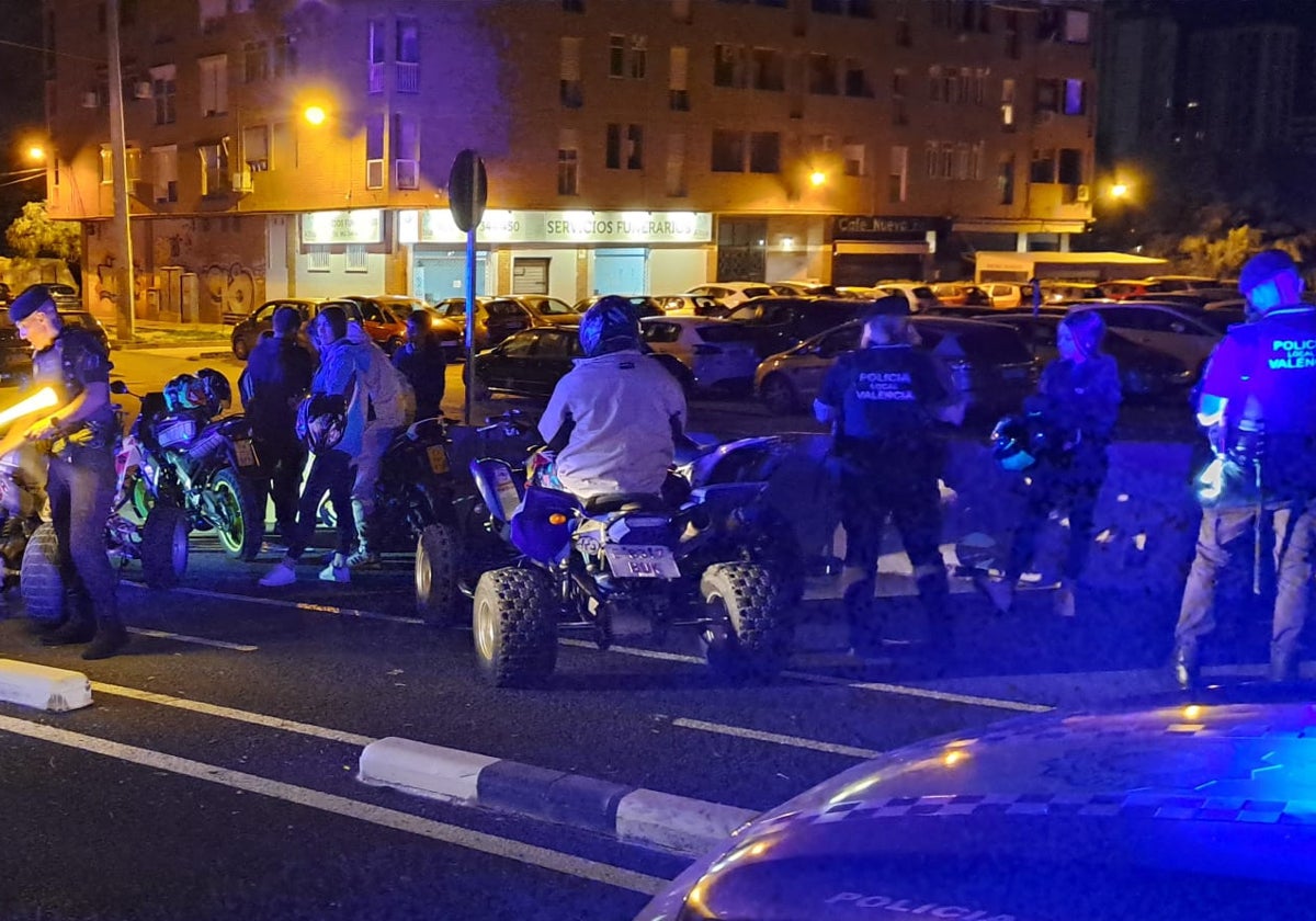 Varios policías locales identifican a los conductores de los vehículos.