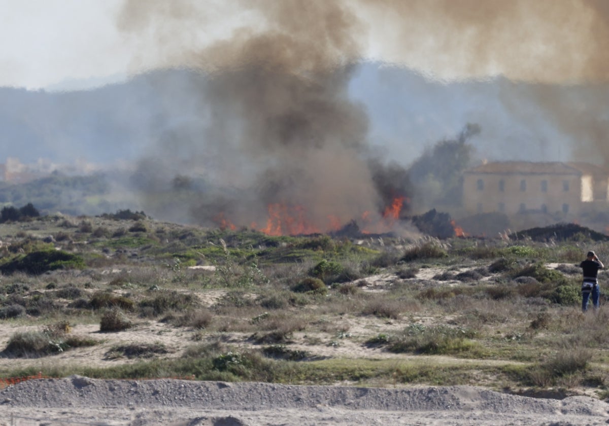 Llamas y humo en la zona afectada por el incendio intencionado.