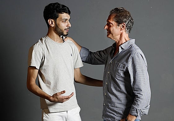 Magued y Rubén se abrazan y se tienden la mano antes de la entrevista en LAS PROVINCIAS.