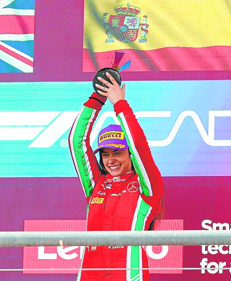 Marta García, celebrando su título de la F1 Academy.