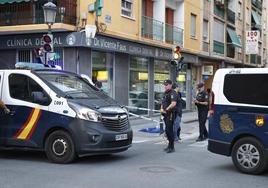 Dos policías en el lugar del apuñalamiento, este sábado.