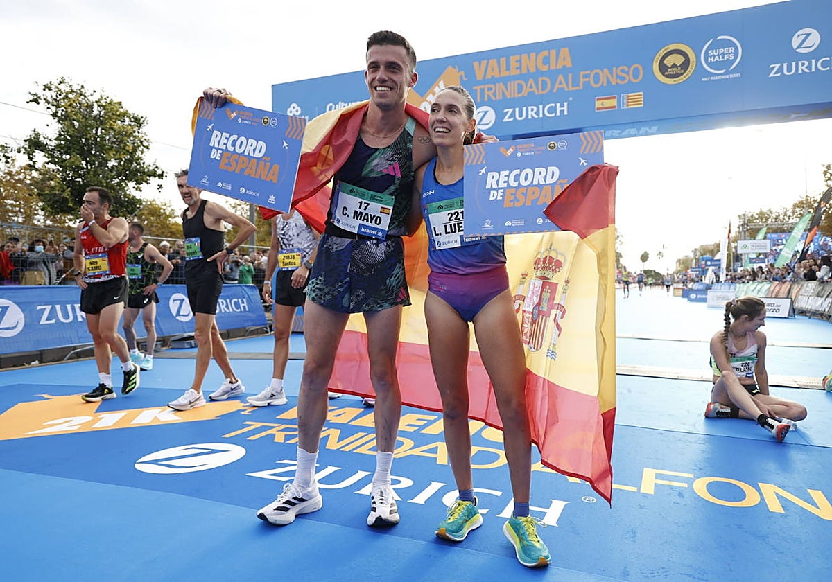 Carlos Mayo y Laura Luengo tras batir el récord de España.
